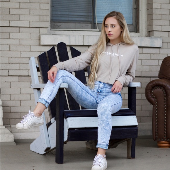 HALIFORNIA BEIGE CROP TOP - Picture 6 of 6